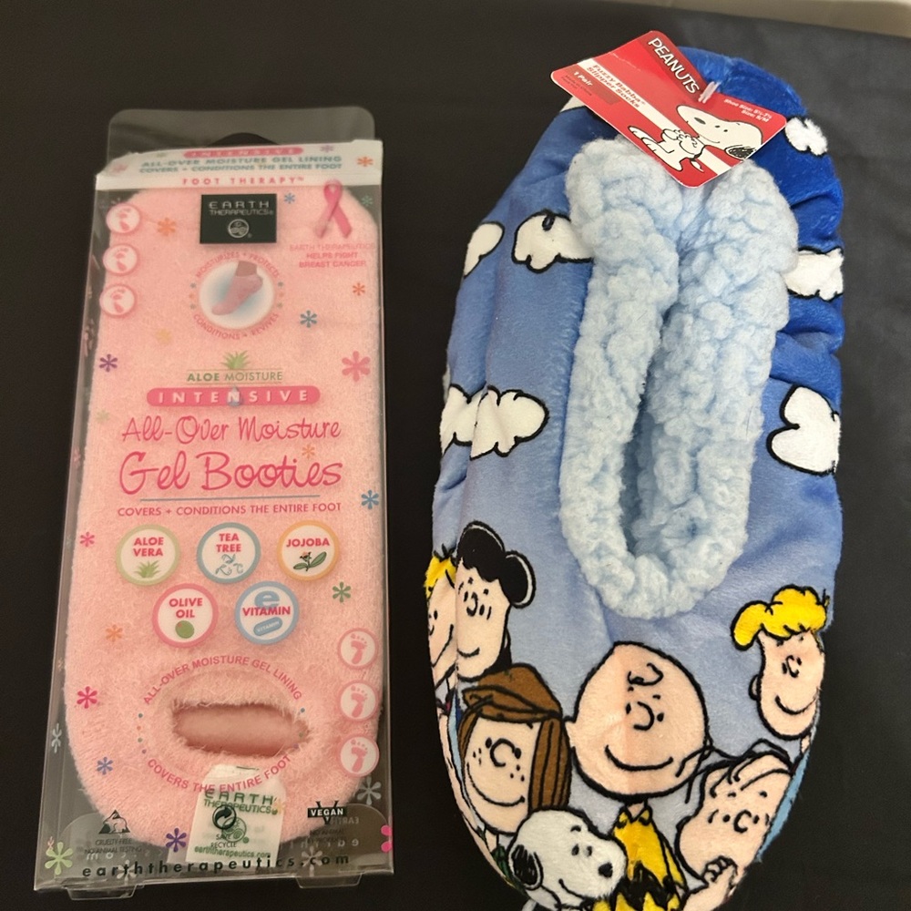 NWT Peanuts Fuzzy Babba Slipper Socks Size S/M 5 1/2-71/2- And NIB Gel Booties